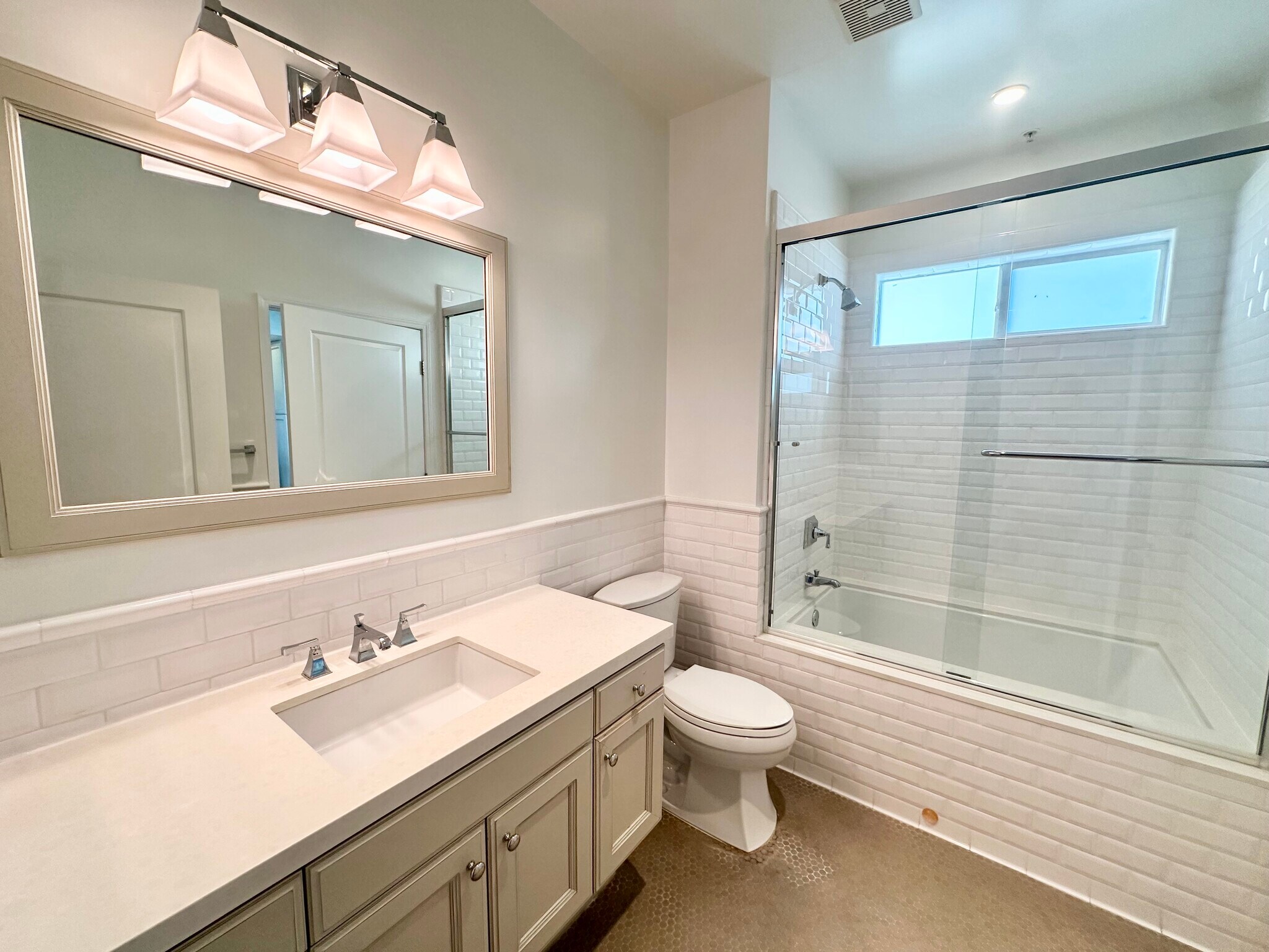 Building Photo - 1625 Granville Ave