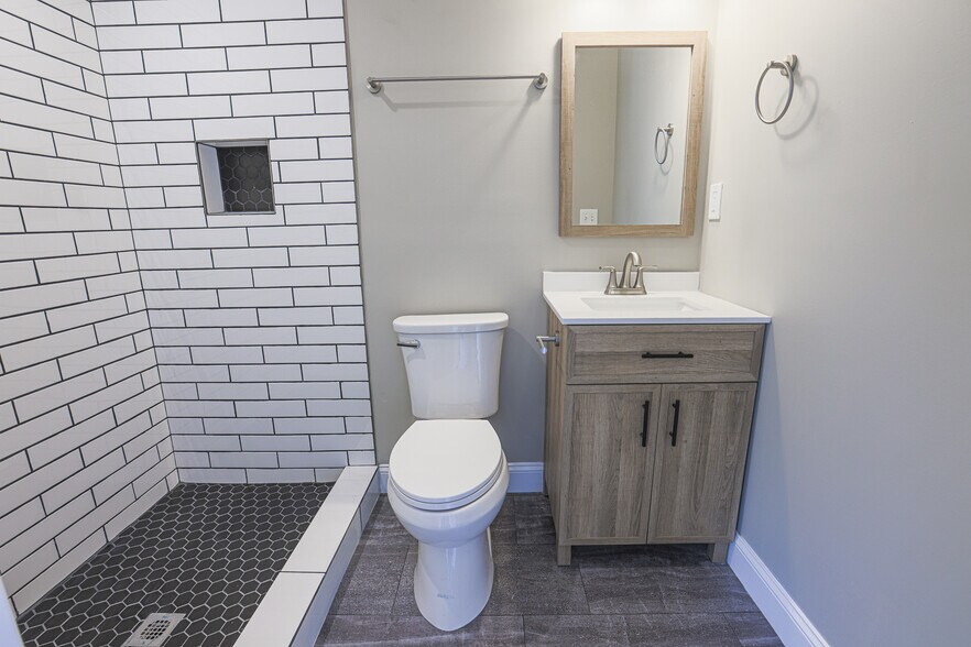 Primary Bedroom En Suite Bath - 3825 Rexmere Rd