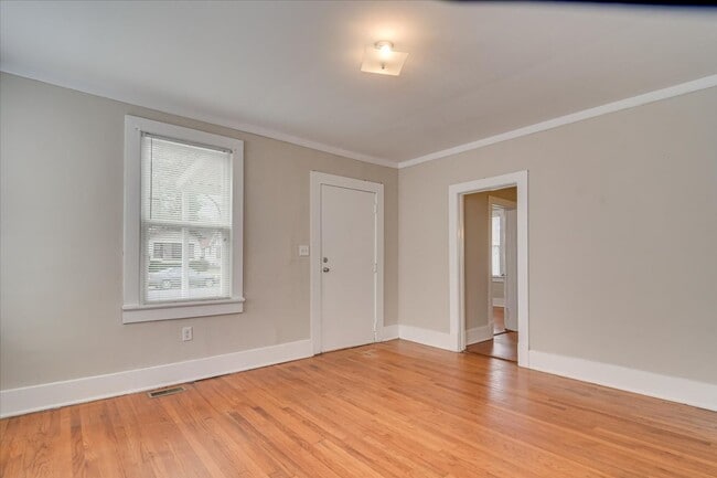 Building Photo - Cozy Cottage in Midtown!