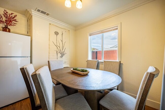 Building Photo - 1687 Sycamore St