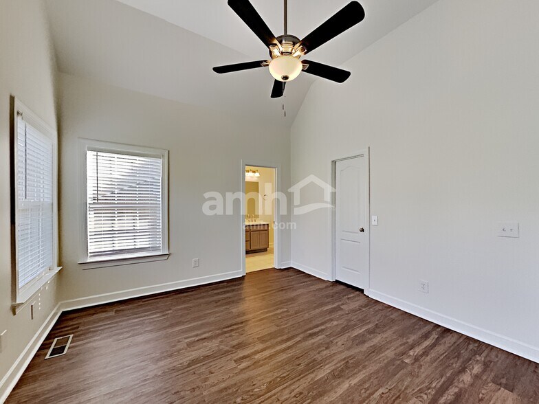 Building Photo - 563 Summit Way