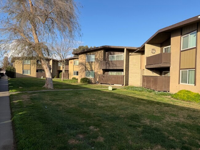 Building Photo - Country Club Apartments