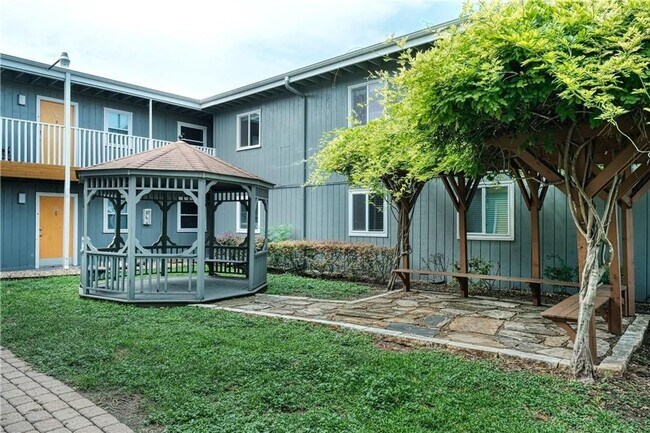 Building Photo - Amazing 1 bedroom off Manor rd.  Central Austin at its finest