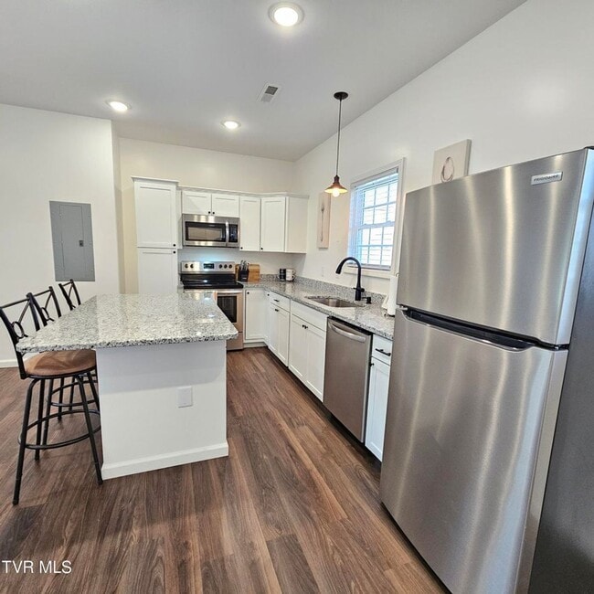 Building Photo - Modern 2-bedroom, 2 bathroom apartment convienent location