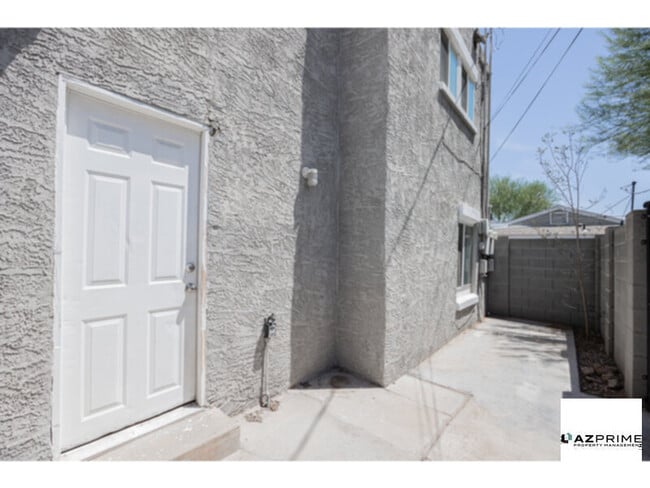 Building Photo - Find Comfort and Style in This Beautifully Designed 1/1 Triplex Unit Nestled in a Peaceful Phoenix N