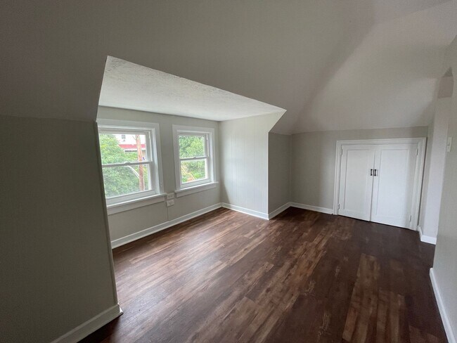 Building Photo - 147 Meade Ave