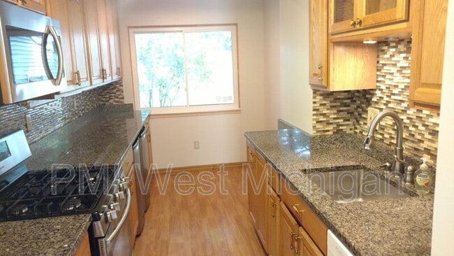 Building Photo - 6433 Wainscot Dr SE