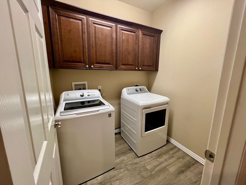 Building Photo - 9911 Landry Dr