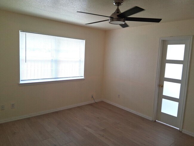 Building Photo - 4102 Carolyn Dr