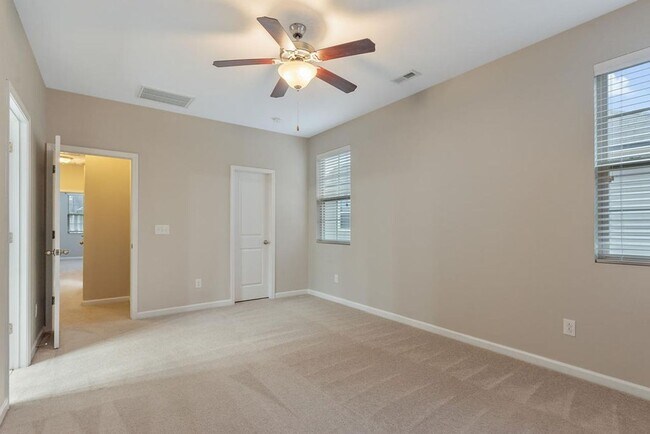 Building Photo - End Unit Townhome Available in Apex!