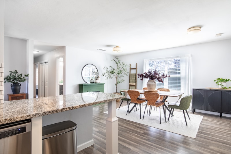 Building Photo - 510 W Oak St