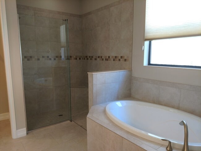 Building Photo - Unfurnished Annual Rental - Lovely 3 Bedroom Home in Calusa Park. Nicely upgraded and Pet Friendly