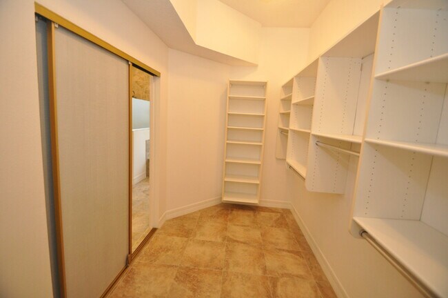 Building Photo - 12 Clementina Ct