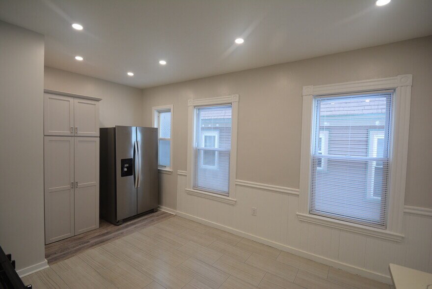 Building Photo - 31 Claybourne St