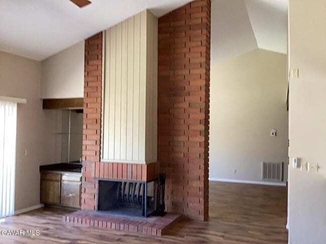Building Photo - 43430 Sierra Vista Dr