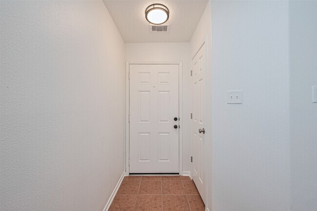 Building Photo - 12230 Hawthorne Hill Cir