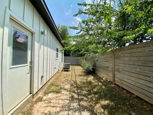 Building Photo - 1209 E St Johns Ave