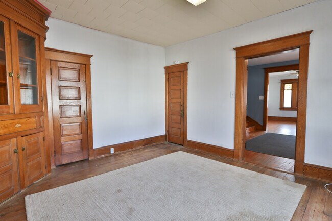 Building Photo - 503 S Broadway