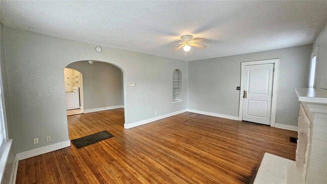 Building Photo - 1136 N Villa Ave