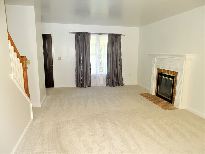 Building Photo - 1005 Ayres Ct