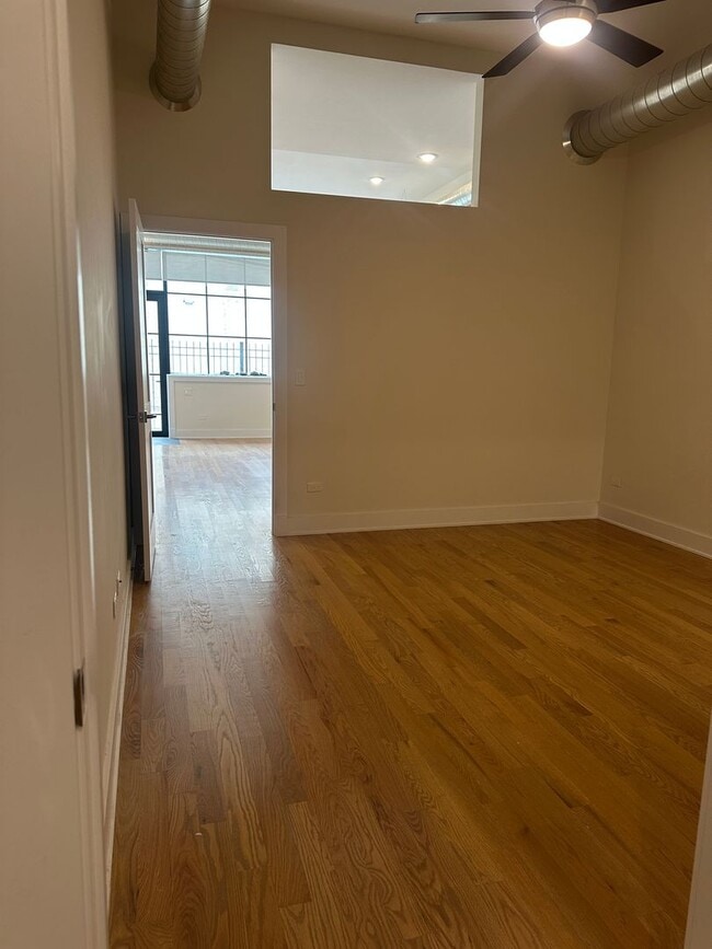 Building Photo - Beautiful 3 Bed 2 Bath Duplex unit in Heart of Lincoln Square