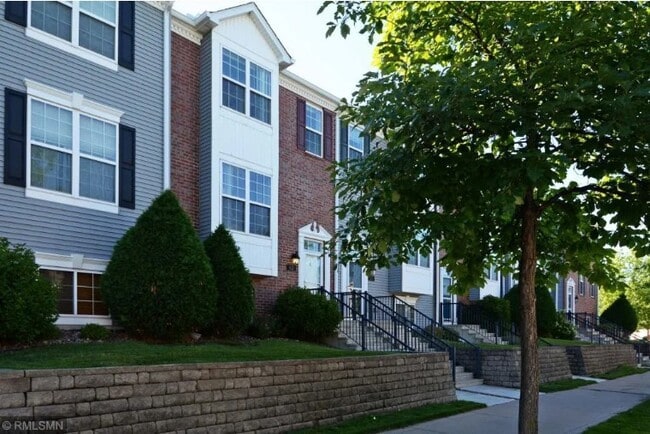 Building Photo - 613 Village Pkwy