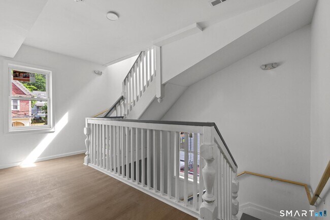 Building Photo - 16 Arch St