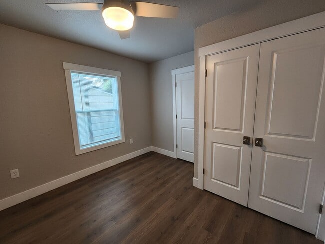 Building Photo - 843 9th Ave