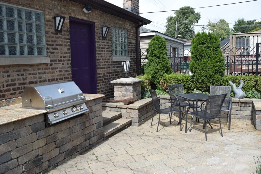 Nice outside area with grill - 3018 S Union Ave