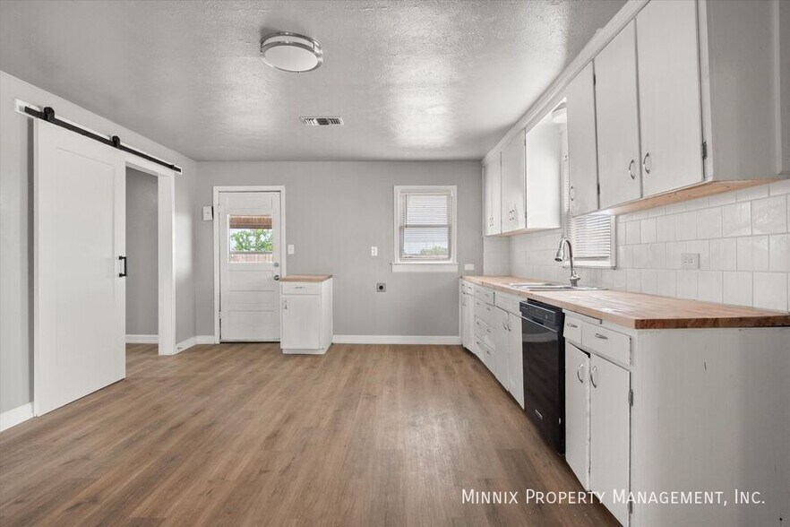 Building Photo - 1302 Ave. E (FS)-1