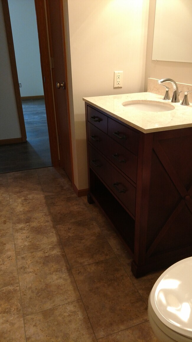 Building Photo - 7000 W 128th Ln