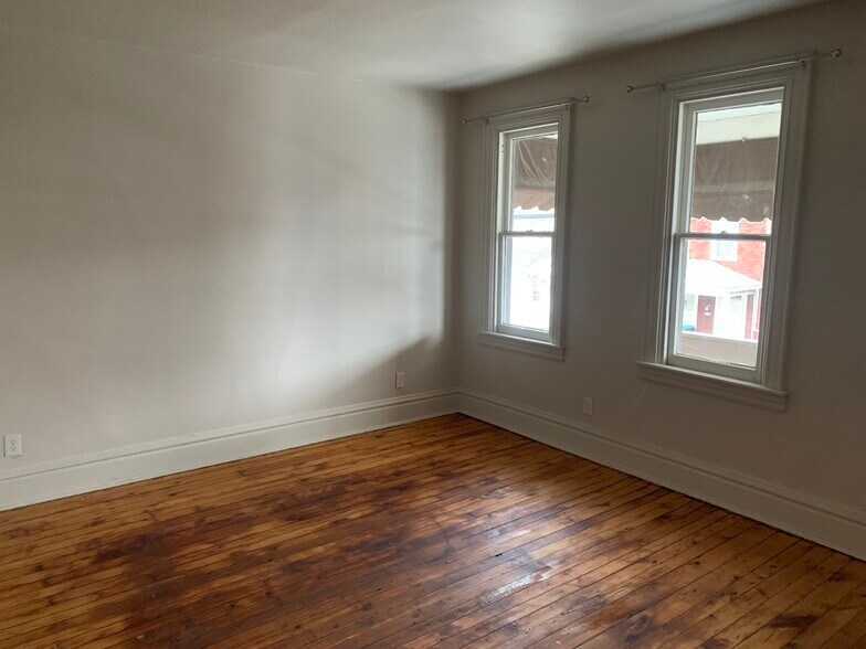 Building Photo - 318 W 8th Ave