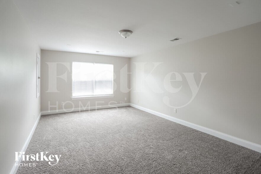 Building Photo - 9427 Golden Pond Dr