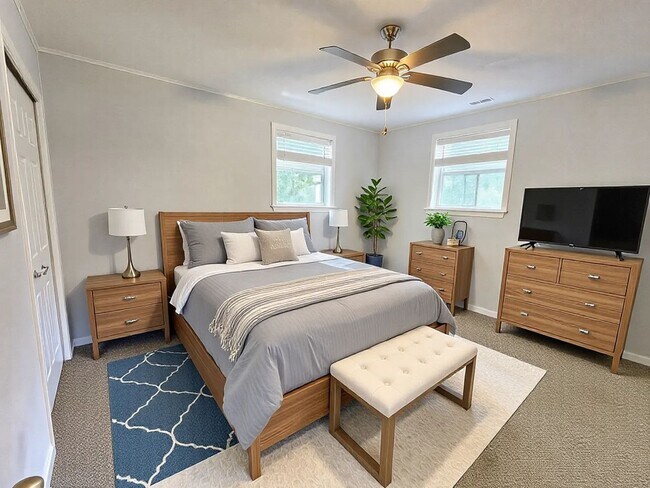 Building Photo - Stunning 4/2 Redecorated Home Close to I-110!