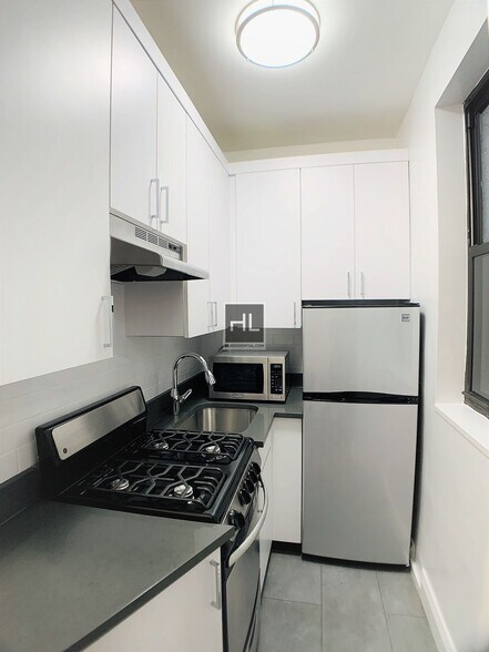 Building Photo - NO FEE One Bed in Midtown East! Won't Stay...