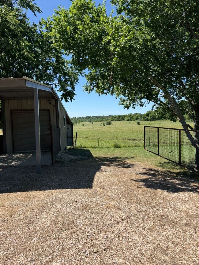 Building Photo - 2 bedroom home fully fenced on nearly an a...