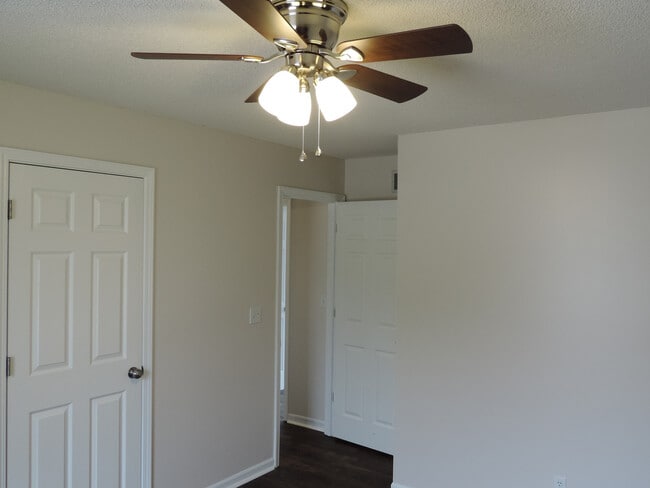 Building Photo - short term lease available