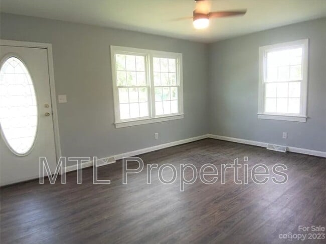 Building Photo - 1722 Kings Rd