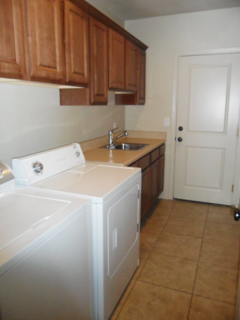 Large laundry room - 809 E Seneca St