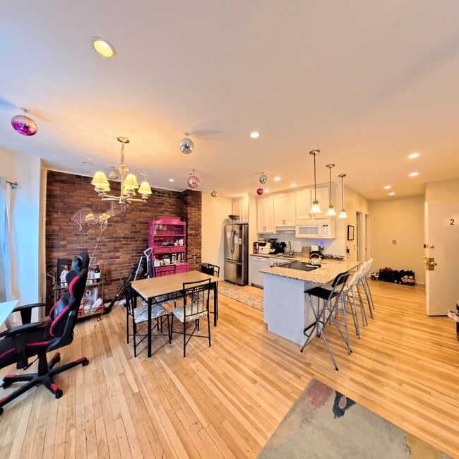 Building Photo - 285 Dorchester St