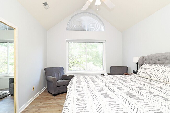 Building Photo - Move-in Ready + Pet-Friendly River Run Condo Near Pen Park
