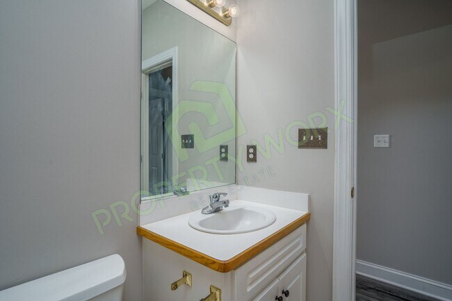 Building Photo - Executive Style Rental in Red Oak