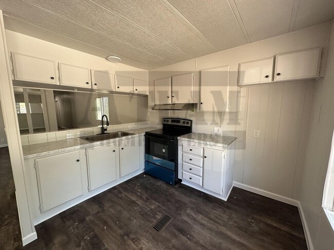 Building Photo - Cozy 2 Bedroom 1 Bathroom Home