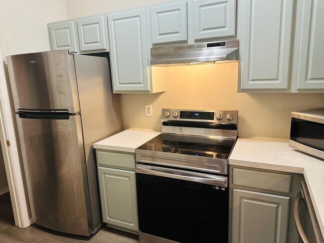 Building Photo - Beautiful Condo in Mount Pleasant!