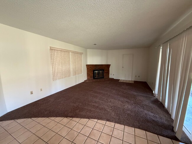 Building Photo - 3 Bed 2 Bath E Peach St