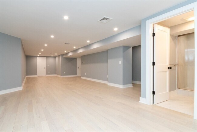 Building Photo - 140 Otis St