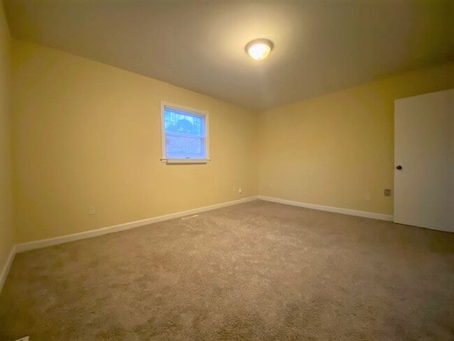 Building Photo - 3BR/2BA Ranch with Fenced Yard – Huntersville