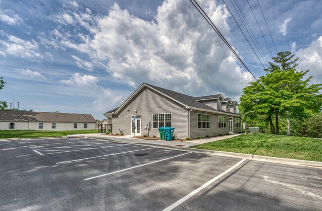 Building Photo - 8 Chambers Garden Dr