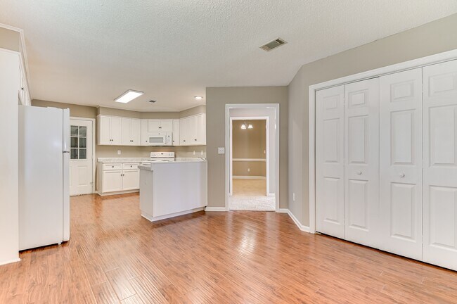 Building Photo - 208 Stonington Dr