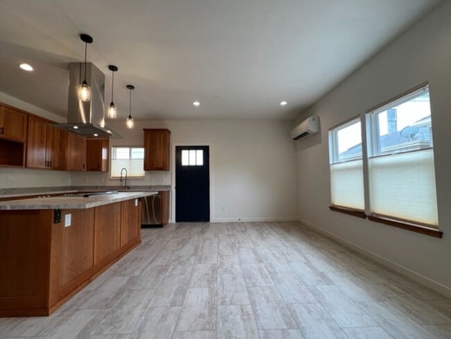 Building Photo - NEWER 3/2 Construction in Eureka! Beautifu...